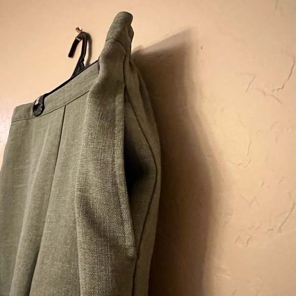 Alfred Dunner Army Green Woven Linen-look Capris - Picture 8 of 14